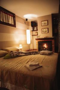 Schlafzimmer mit einem Bett und einem Kamin in der Unterkunft ALLEGRETTI'S HOUSE VENOSA, ospitalità e accoglienza in Venosa