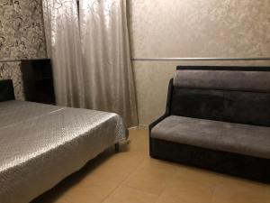 um quarto com duas camas e uma cadeira em Guest House Antonina em Adler