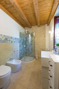 Ένα μπάνιο στο Donna Tommasa +41 φωτογραφίες