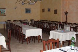 A restaurant or other place to eat at Agriturismo Silos Agri