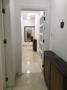 Nice Furnished apartment في عمّان: ممر مع ممر يؤدي إلى غرفة