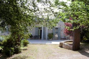 a garden with a tree and a building at Villa Rosato in Selva di Fasano