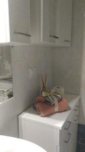 - une cuisine blanche avec des serviettes sur un comptoir dans l'établissement al 4e, à Montopoli in Val dʼArno
