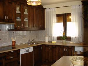 Kitchen o kitchenette sa CASA RURAL CASA CANDI