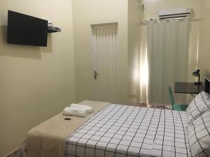 um quarto com uma cama com toalhas em Pousada Sertão Veredas em Sao Domingos de Goias