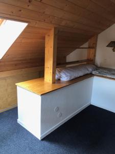 una cama en una habitación con techo de madera en PEGASE 71, en Les Florins