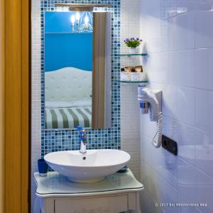 y baño con lavabo y espejo. en Blu Mediterraneo B&B, en Messina