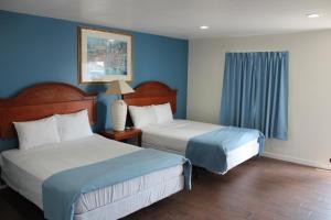 Cama o camas de una habitación en Oceanside Inn and Suites