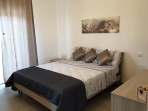a bedroom with a bed and a painting on the wall at casa in campagna alle porte di Rimini 3min fiera 3 min mare in Rimini