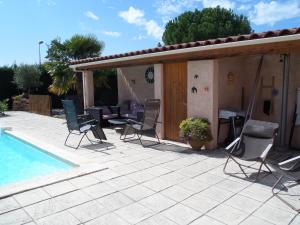 a patio with chairs and a swimming pool at HAVRE DE PAIX à SALAISE SUR SANNE (38) in Salaise-sur-Sanne