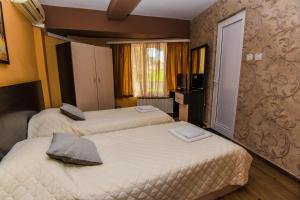 A bed or beds in a room at Vida Family Hotel