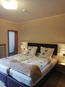 a bed in a bedroom with two pillows on it at Domizil & Dümmer in Lembruch