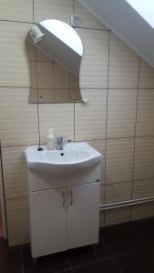 Koupelna v ubytování Szandi Panzió + 19 fotografií