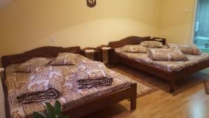 Postel nebo postele na pokoji v ubytování Szandi Panzió