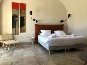 een slaapkamer met een bed, een tafel en een stoel bij La Bastide de Ganay in Aix-en-Provence