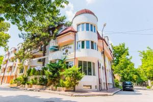 a building on the corner of a street at Vida Family Hotel in Vidin