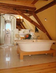 un ampio bagno con vasca e due lavandini di Klosterstüble a Rothenburg ob der Tauber