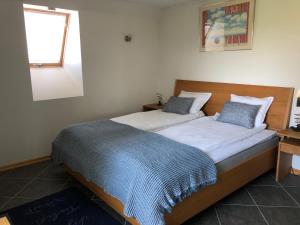 1 dormitorio con 1 cama con 2 almohadas en Gästhus La Casa en Sölvesborg