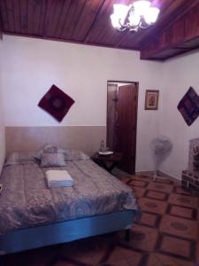 1 dormitorio con 1 cama y 1 mesa en una habitación en Hotel Nuestro Sueño, en San Antonio Palopó