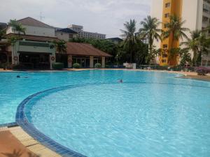 パタヤ・サウスにあるView Talay Holiday Apartmentsの大型スイミングプールでの水泳