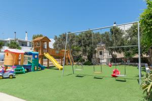 un parque infantil con muchos tipos diferentes de equipamiento de juegos en Christiana Hotel en Ambelas