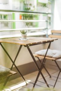 einem Holztisch mit einer Pflanze darüber in der Unterkunft Apart SKY Residence Hauptbahnhof with Balcony in Wien