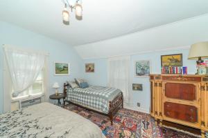 Ένα ή περισσότερα κρεβάτια σε δωμάτιο στο Historic home in downtown, Built in 1911