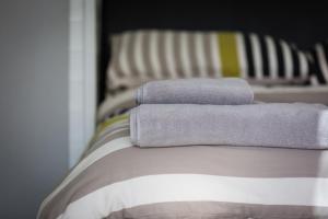 stos ręczników siedzących na łóżku w obiekcie Buttles Glamping Pod w mieście Saundersfoot