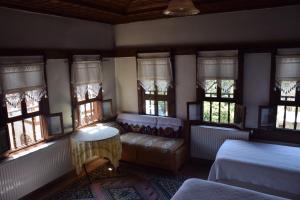 Postel nebo postele na pokoji v ubytování Yorgancıoglu Konak
