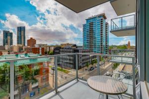 ein Balkon mit Tisch und Blick auf die Stadt in der Unterkunft Underwood Executive Suites by Corporate Stays in Calgary