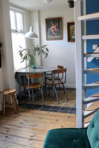 a dining room with a table and chairs at Mini appartement De Fabriek in Nijmegen