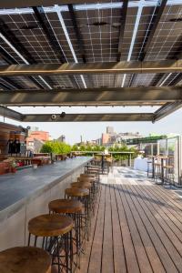 una fila di sgabelli da bar su una terrazza all'ultimo piano di Pod Brooklyn a Brooklyn