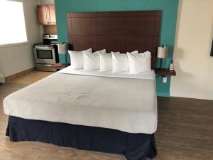 Cama ou camas em um quarto em LES Hotel & Suites