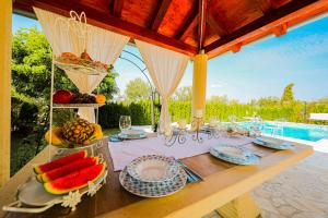 una mesa con platos de comida encima en Villa Kontrada, en Zadar