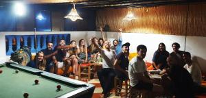 um grupo de pessoas num quarto com mesa de bilhar em GOLVEN Surf em Taghazout