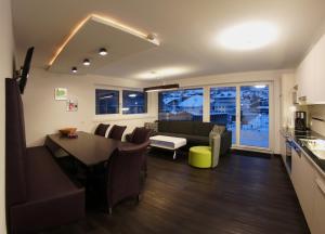 sala de estar con sofá y mesa en Ischglliving Appartements, en Ischgl