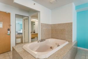 Ett badrum på Pacifica Beach Hotel