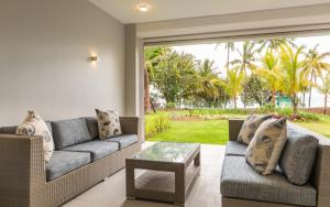 Posezení v ubytování CAPLAGE - BEACHFRONT GROUND FLOOR APARTMENT in TAMARIN