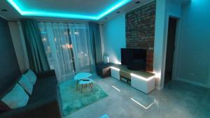 salon z telewizorem, kanapą i krzesłem w obiekcie Apartament Old Town Teczowa we Wrocławiu