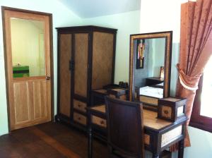 um quarto com um espelho e uma cómoda e uma porta em Lanta Happy Hill em Ko Lanta