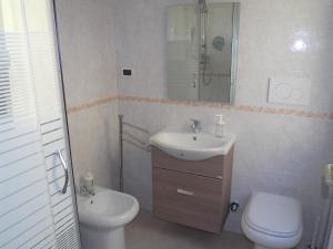 ein Bad mit einem Waschbecken, einem WC und einer Dusche in der Unterkunft AuStrAle in Albenga