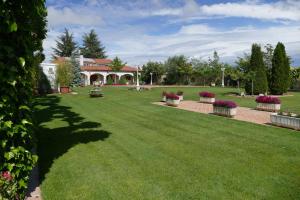 duży trawnik z domem w tle w obiekcie Villamercedes 1 w Salamance