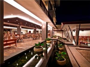 Sun Island Hotel & Spa Kuta tesisinde bir restoran veya yemek mekanı