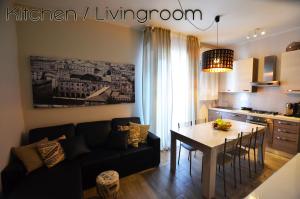 a living room with a black couch and a table at Room & Breakfast Nettuno 29 in Bologna