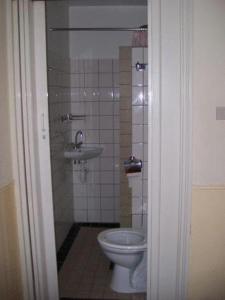 y baño con aseo y lavamanos. en Hotel de Westertoren, en Ámsterdam