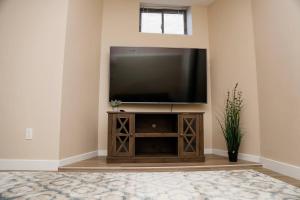 ein Wohnzimmer mit einem Flachbild-TV an der Wand in der Unterkunft Luxury 3 Bedroom, 20 min to Boston, 15min Encore in Malden
