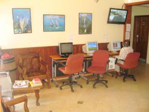 a room with two people sitting at a desk with computers at Hotel Catimar in Maiquetía