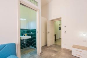 łazienka z umywalką i lustrem w obiekcie b&b Pasta Cuomo w mieście Gragnano