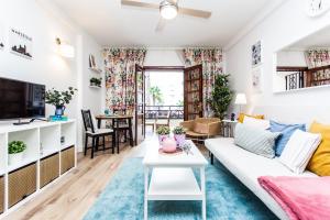 A television and/or entertainment centre at Spectacular Renovated Apartment, 5 min to Camison Beach, with AirCon