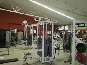 ein Fitnessstudio mit viel Ausrüstung in einem Zimmer in der Unterkunft Errota Ostatua in Durango